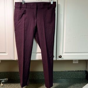 Loft.
Curvy skinny pant.
Size: 8
Color: burgundy/black